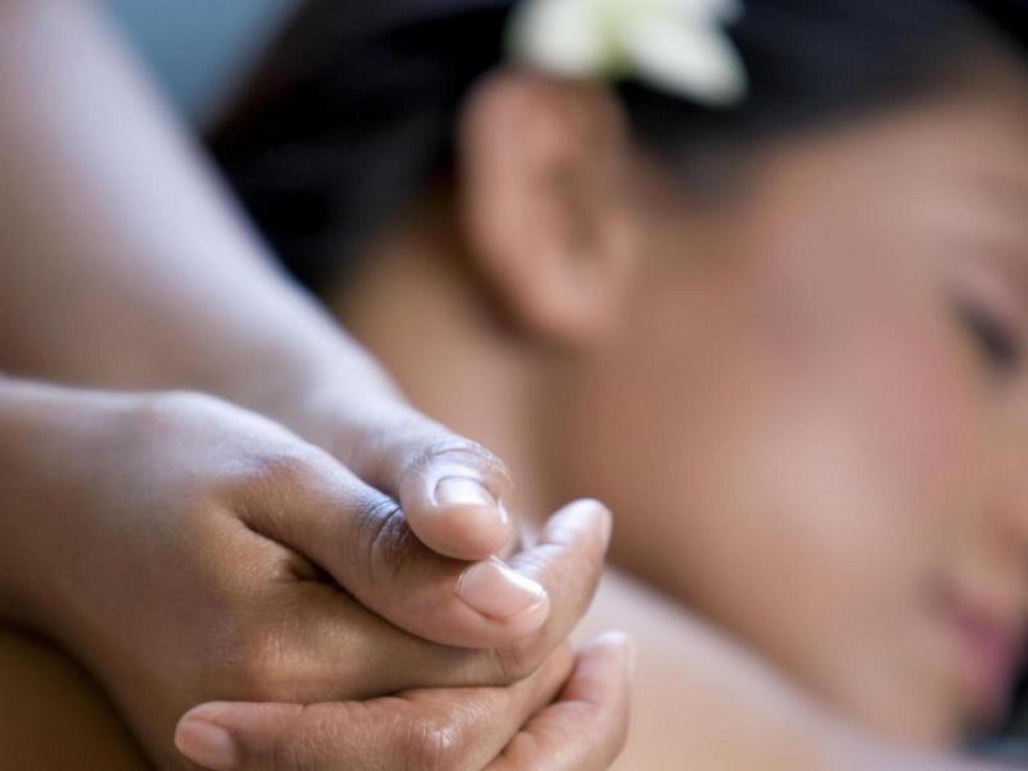 Grand Coloane Resort Μακάο Εξωτερικό φωτογραφία A woman receiving a massage