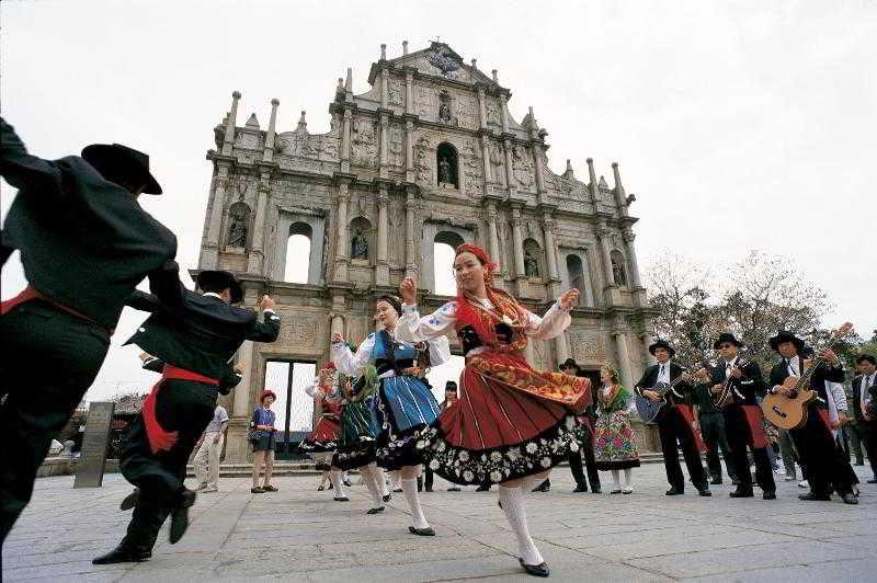 Grand Coloane Resort Μακάο Εξωτερικό φωτογραφία Portuguese people dancing in Macau
